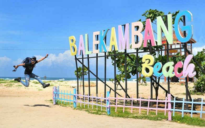Aktivitas di Objek Wisata Pantai Balekambang Malang