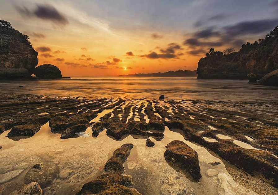 Destinasi Wisata Pantai Batu Bengkung Malang