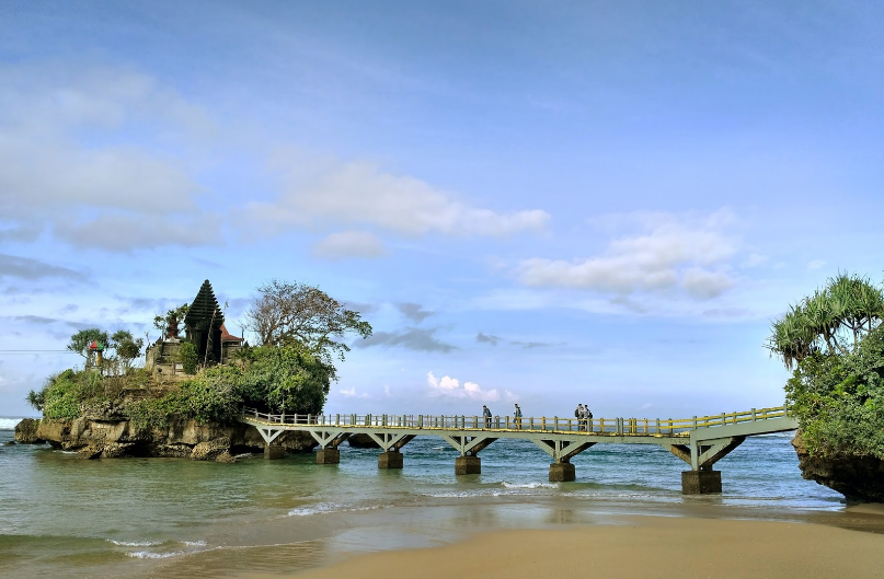Fasilitas Objek Wisata Pantai Balekambang Malang yang Tersedia