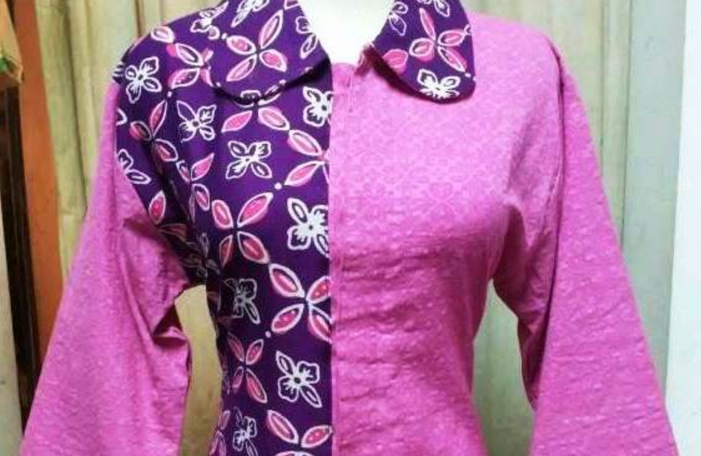 Kombinasi baju batik dengan kain embos merah muda