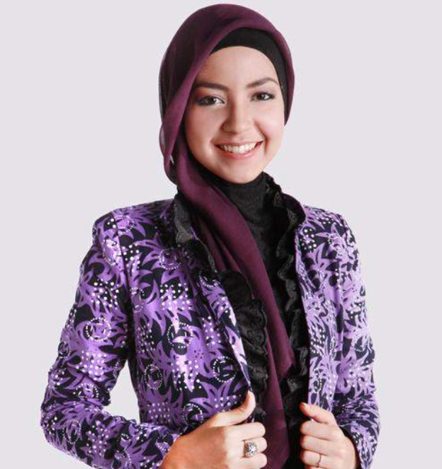 Model Baju Batik Kerja Wanita Berjilbab
