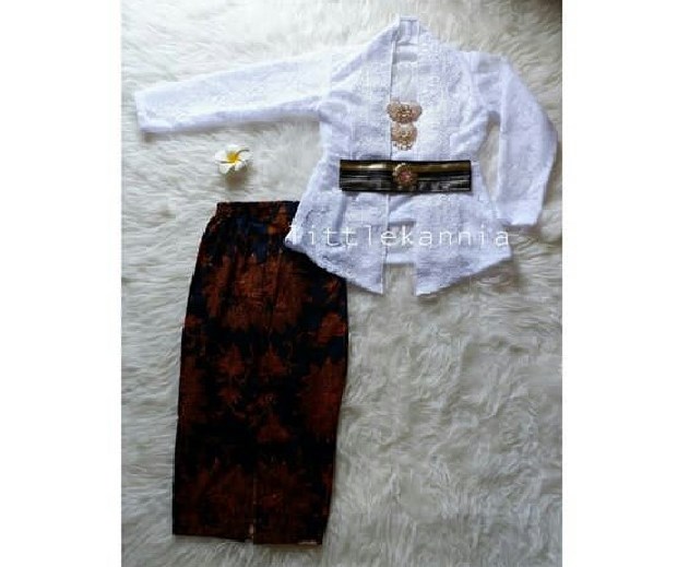 Model Baju Kebaya Bali Anak Warna Putih