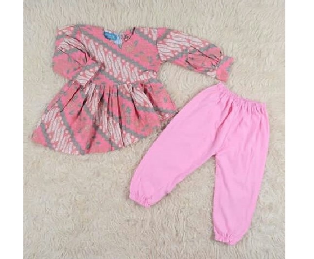 Model Kebaya Anak Peplum Panjang Kombinasi Batik Baby Pink