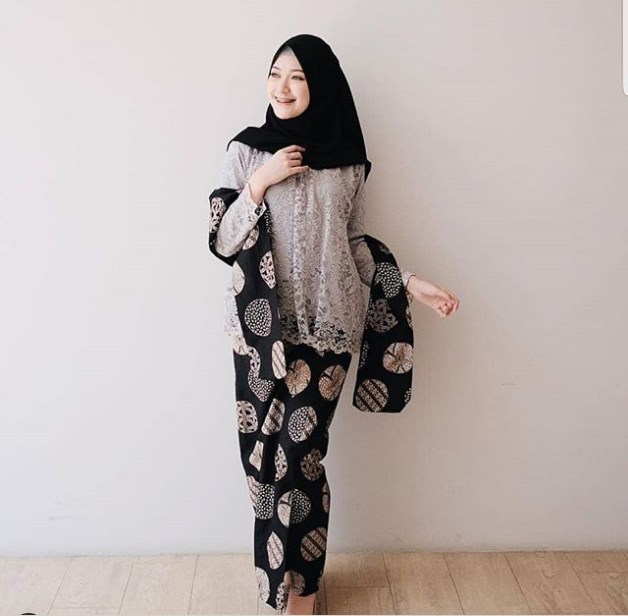 Baju Kebaya Brokat Atasan Blouse Grey Hitam Selendang Batik