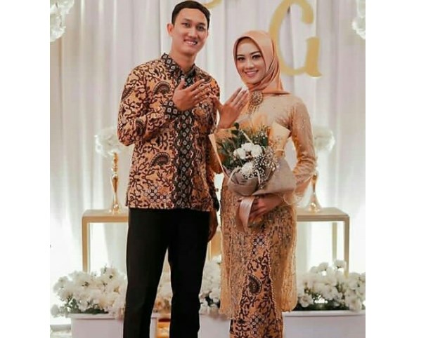 Baju Kebaya Couple Panjang Leher V Gold
