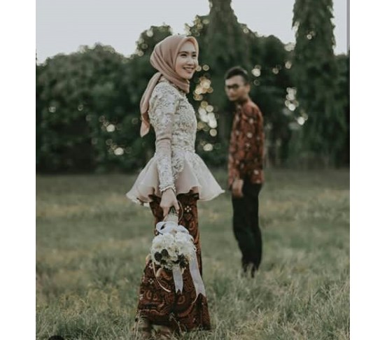 Baju Kebaya Couple Peplum Bahan Organza Soft Cream