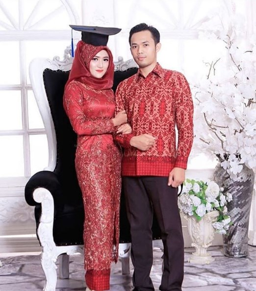 Baju Kebaya WIsuda Couple Terbaru Panjang Merah