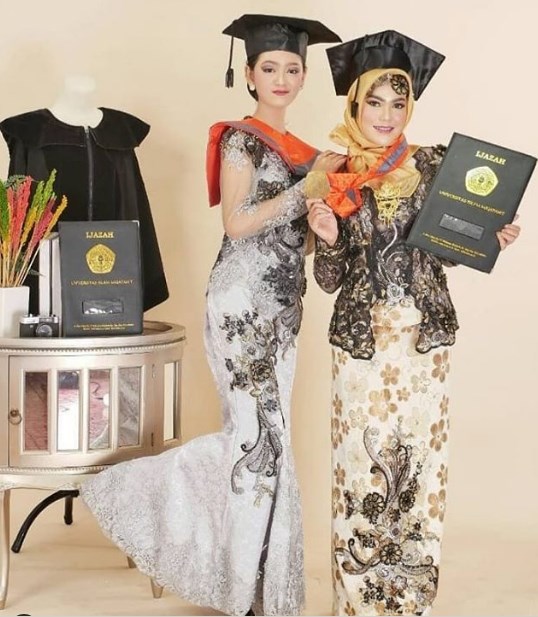 Baju Kebaya Wisuda Model Kutubaru Payet Hitam Gold