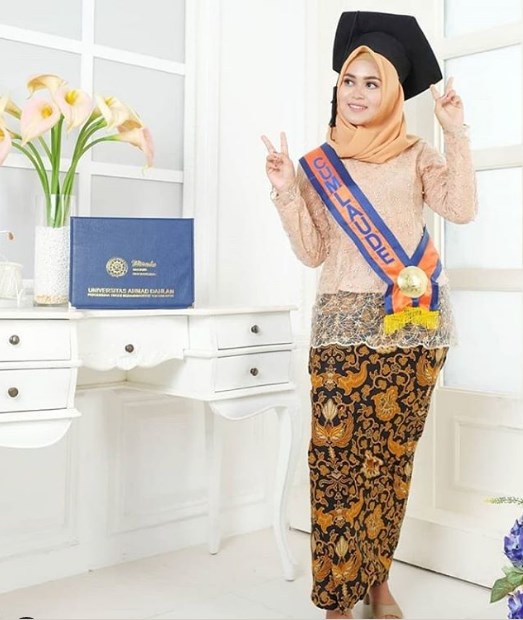 Baju Kebaya Wisuda Modern Hijab Peach