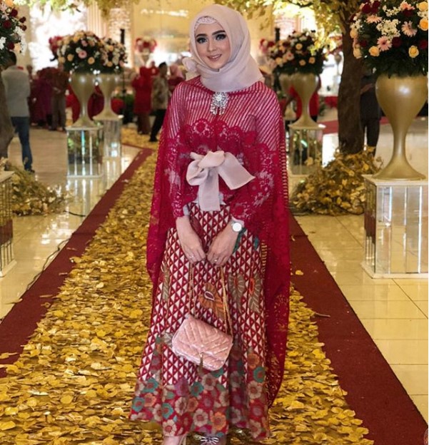 Gamis Batik Kombinasi Brokat untuk Pesta Maroon