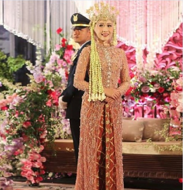 Gamis Batik Kombinasi Brokat untuk Pesta Pernikahan Peach