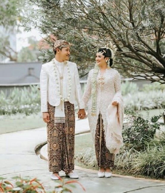 Gamis Batik Kombinasi Brokat untuk Pesta Pernikahan Putih Berekor