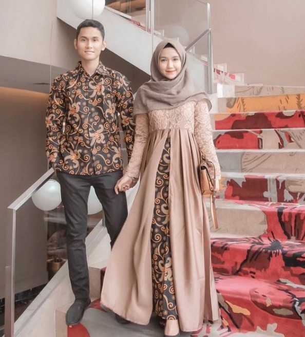 Gamis Batik Kombinasi Polos Modern Terbaru Brokat Belah Tengah Cream