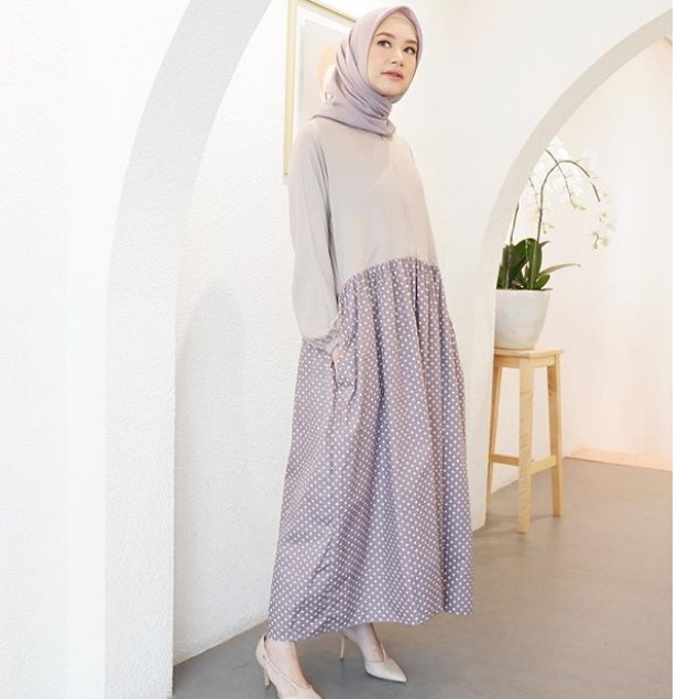 Gamis Muslimah Terbaru Untuk Remaja Masa Kini Katun Polkadot Soft Lavender Grey
