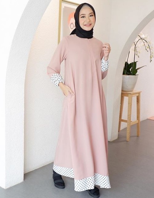Gamis Muslimah Terbaru Untuk Remaja Masa Kini Katun Polos Pink Kombinasi Polkadot White