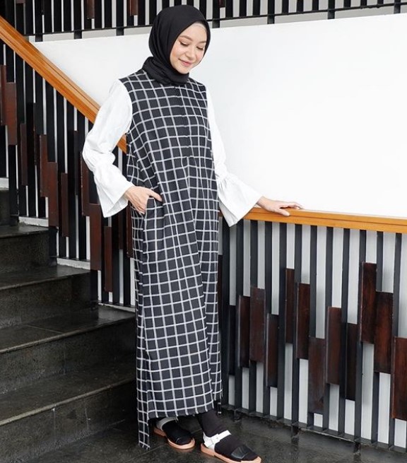 Gamis Muslimah Terbaru Untuk Remaja Modern Katun Motif Square White Black