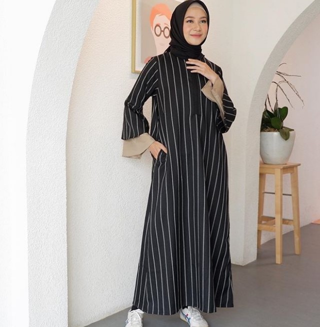 Gamis Muslimah Terbaru Untuk Remaja Modern Lengan Lonceng Stripe Black