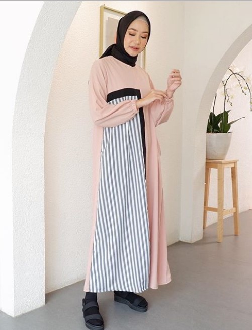 Gamis Muslimah Terbaru Untuk Remaja Simple Pink Stripe Grey