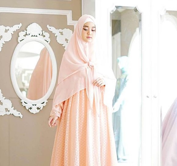 Inspirasi Baju Gamis Syar’i Lyra Virna Simple Jilbab Ikat Soft Peach