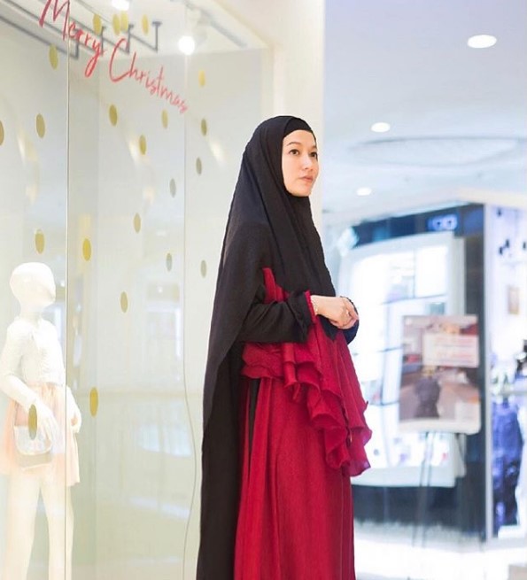 Inspirasi Baju Gamis Syar’i Lyra Virna Simple Jilbab Rempel Hitam Merah Maroon