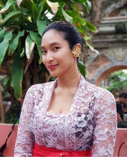 Kebaya Brokat Model Bali Putih