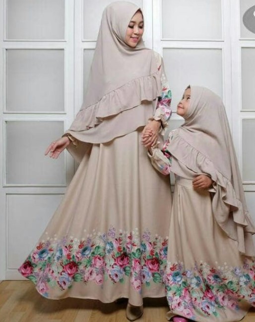 Koleksi Gamis Couple Syar’i Ibu dan Anak Motif Bunga Bawah Jilbab Rempel Cream