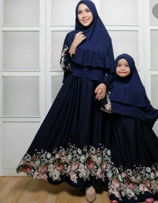 Koleksi Gamis Couple Syar’i Ibu dan Anak Motif Bunga Bawah Jilbab Rempel Hitam