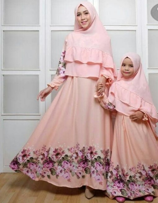 Koleksi Gamis Couple Syar’i Ibu dan Anak Motif Bunga Bawah Jilbab Rempel Peach