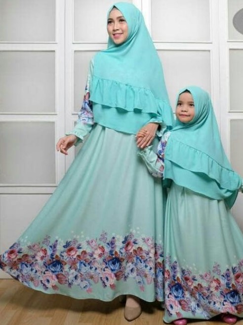 Koleksi Gamis Couple Syar’i Ibu dan Anak Motif Bunga Bawah Jilbab Rempel Tosca