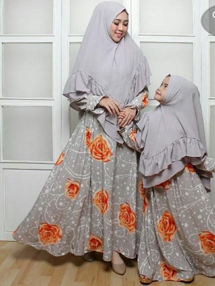 Koleksi Gamis Couple Syar’i Ibu dan Anak Motif Bunga Besar Jilbab Rempel Abu Orange
