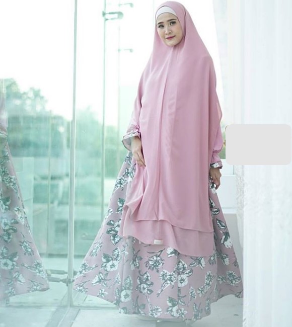 Koleksi Model Baju Gamis Syar’i Lyra Virna Motif Bunga Soft Pink