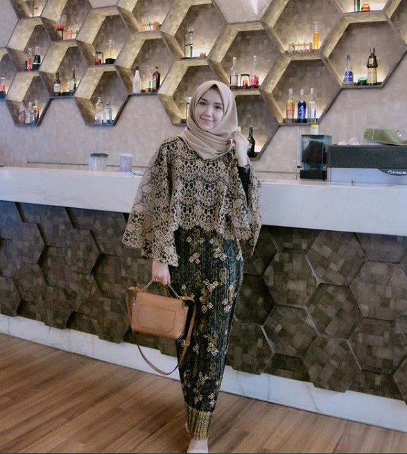 Long Dress Batik Kombinasi Brokat Cape Cream