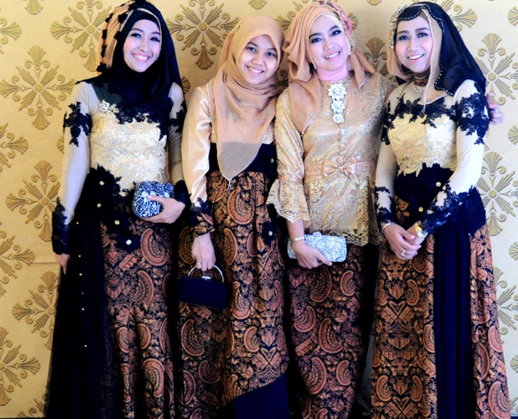 Long Dress Batik Kombinasi Brokat Gold