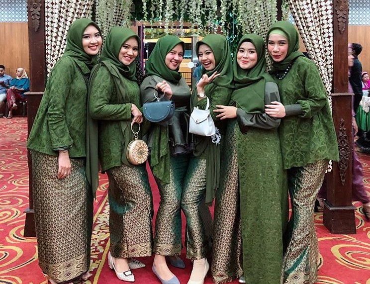Long Dress Batik Kombinasi Brokat Hijau Botol