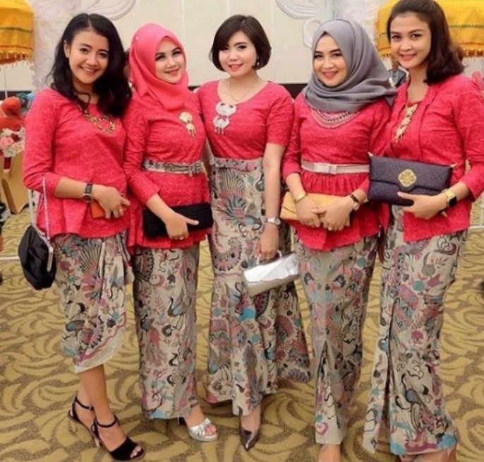 Long Dress Batik Kombinasi Brokat Merah