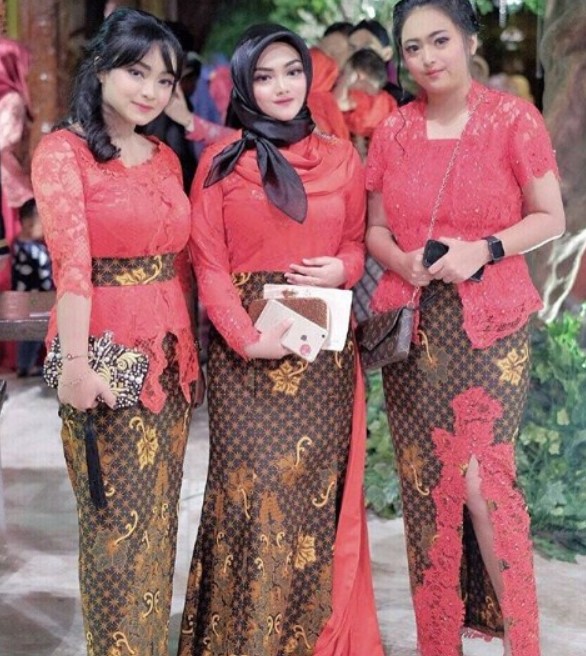 Long Dress Batik Kombinasi Brokat Terbaru Pesta Merah