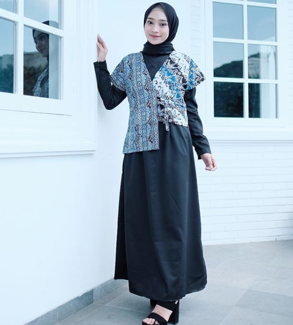 Model Baju Batik Gamis Kombinasi Kain Polos Soft Blue Hitam