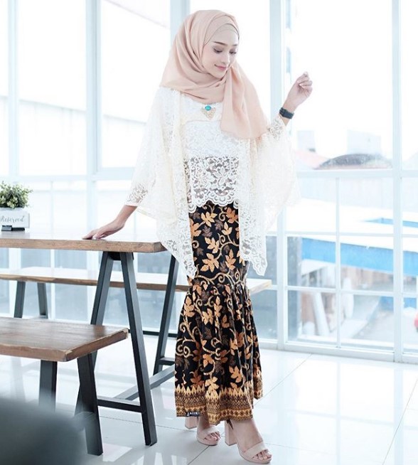 Model Baju Batik Gamis Kombinasi Terbaru Modern Brokat Putih Hitam Coklat