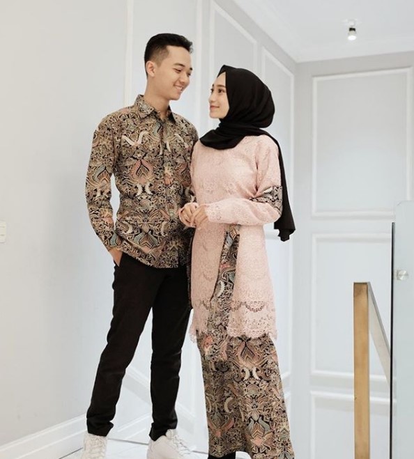 Model Baju Batik Gamis Kombinasi Terbaru Modern Brokat Soft Peach