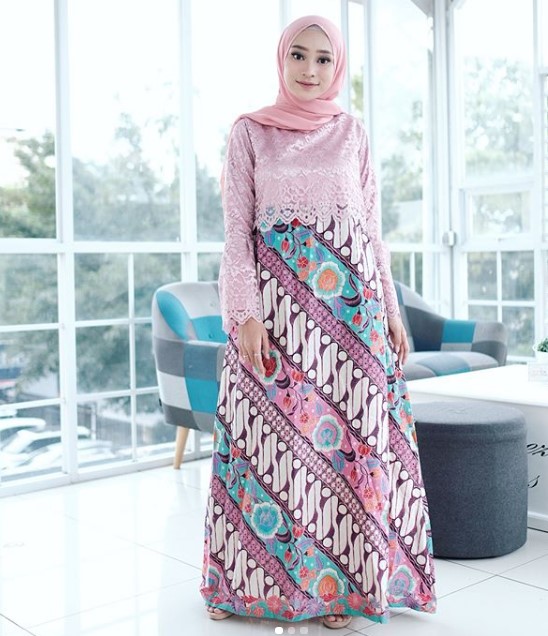 Model Baju Batik Gamis Kombinasi Terbaru Modern Brokat Soft Pink