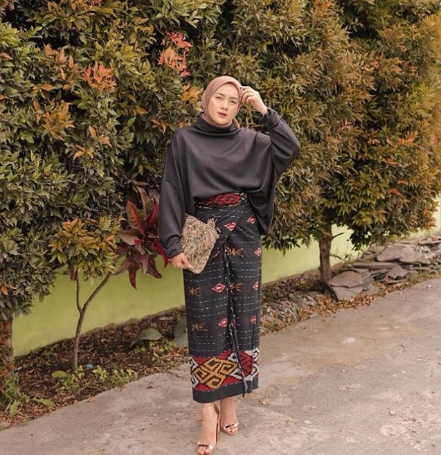 Model Baju Batik Gamis Kombinasi Terbaru Modern Etnik Hitam