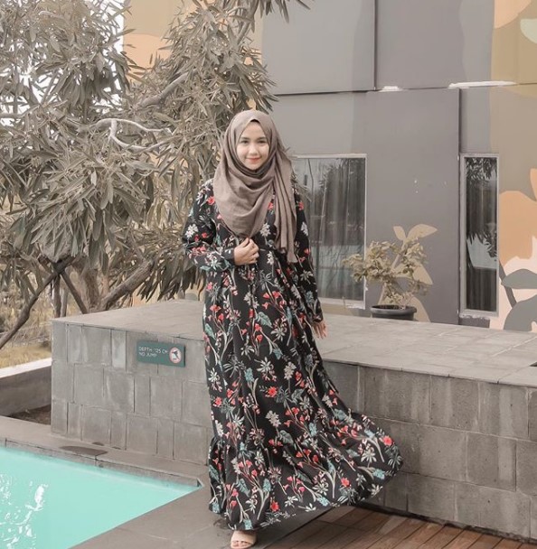 Model Baju Batik Wanita Kombinasi Gamis Terbaru Warna Hitam