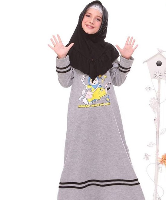 Model Baju Gamis Anak Perempuan Terbaru Bahan Kaos Simpel Abu Muda