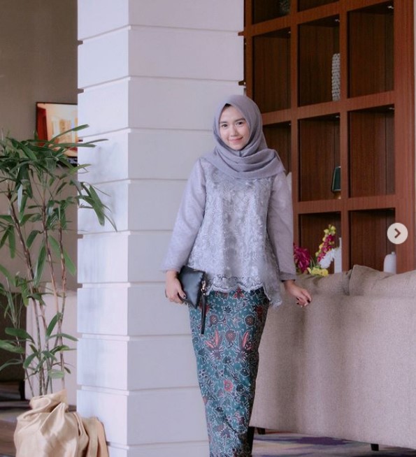 Model Baju Gamis Batik Kombinasi Brokat Grey