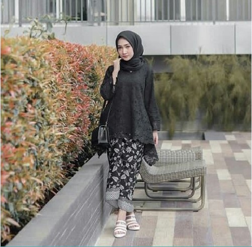 Model Baju Gamis Batik Kombinasi Brokat Hitam