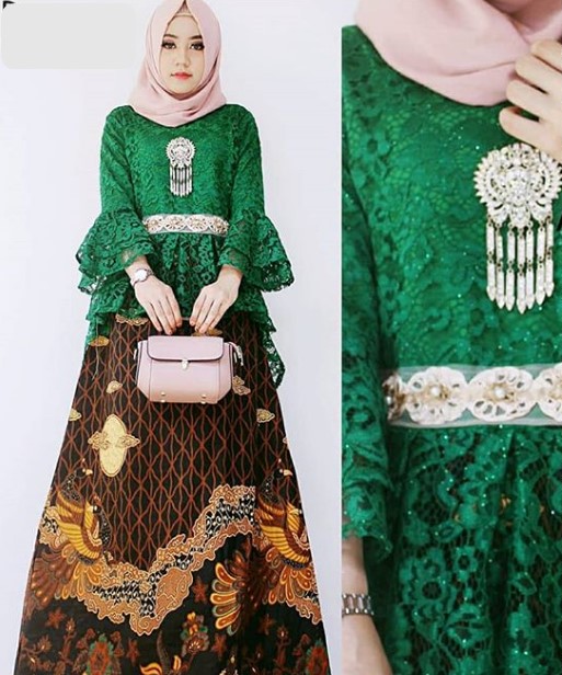 Model Baju Gamis Batik Kombinasi Brokat Lengan Lonceng Hijau TUa
