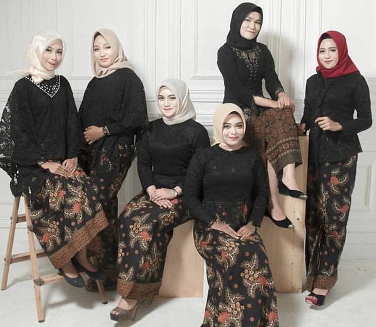 Model Baju Gamis Batik Kombinasi Brokat Warna Hitam