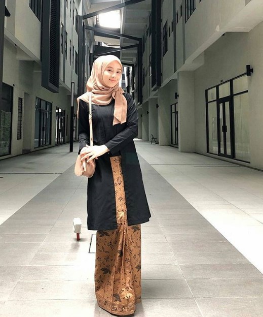 Model Baju Gamis Batik Kombinasi Kain Polos Modern Kutubaru Panjang Hitam Coklat