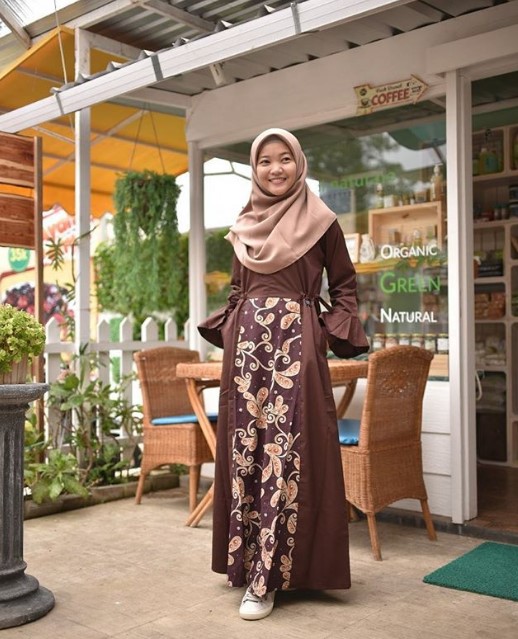 Model Baju Gamis Batik Kombinasi Kain Polos Modern Lengan Lonceng Coklat