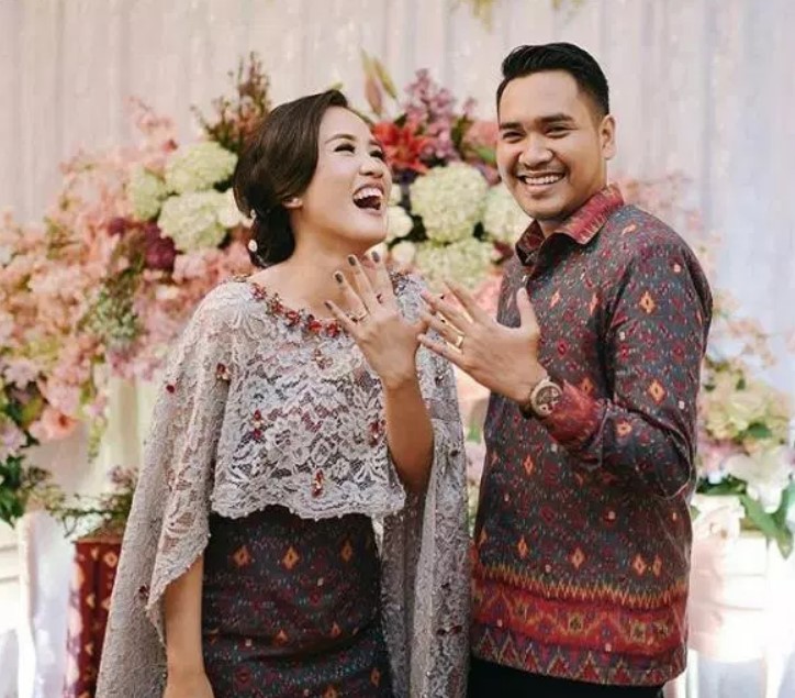 Model Baju Gamis Batik Kombinasi Kain Polos Modern Putih